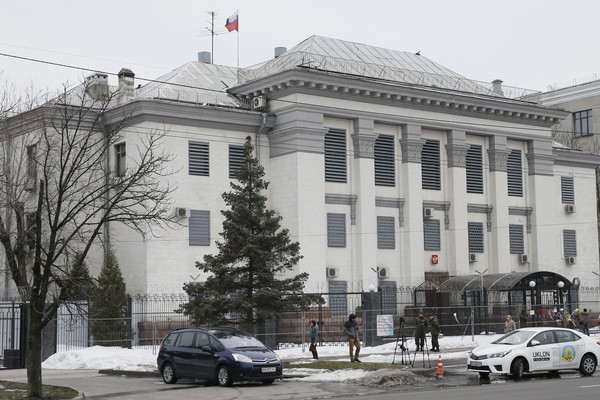 Nga âm thầm rút bớt người khỏi Đại sứ quán tại Kiev