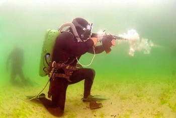 Sức mạnh súng trường tấn công dưới nước độc nhất vô nhị của đặc nhiệm Nga