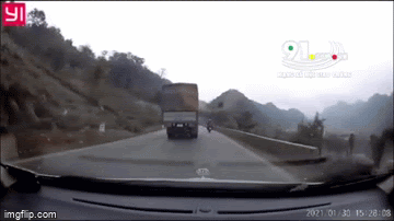 camera giao thong xe tai di au tat dau xe may nga sap mat roi bo chay