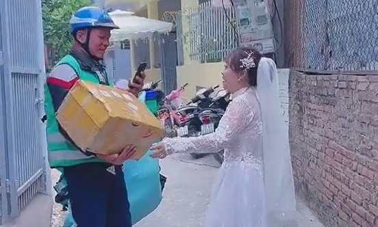 Video: Cô dâu mặc váy cưới "lon ton" chạy ra nhận hàng từ shipper