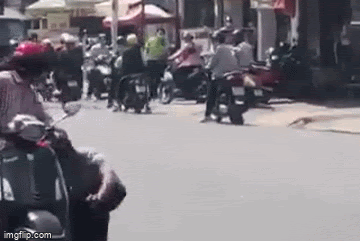 Video: Người đàn ông cầm dao chém xe khách, bị đánh dã man trên đường