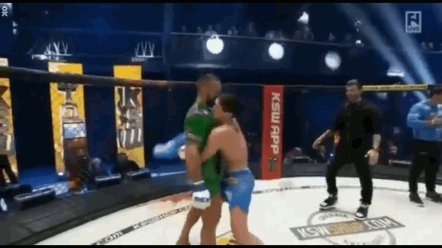 Video: Giành chiến thắng, võ sĩ vẫn cay cú lao tới "đấm lén" đối thủ khiến đám đông được dịp "đánh hôi"