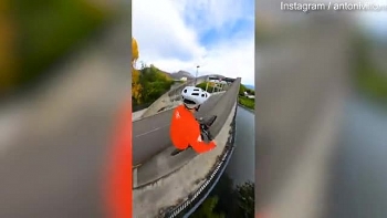 Video: ‘Thót tim’ với màn đạp xe trên thành cầu chỉ rộng vài centimet