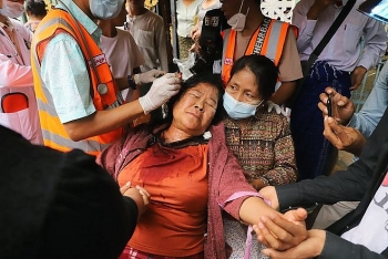 Cảnh sát Myanmar nổ súng, dùng hơi cay giải tán biểu tình, ít nhất 5 người bị thương