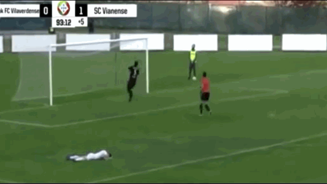 Video: Vừa thoát bàn thua, cầu thủ lại đánh đầu "đốt lưới nhà"