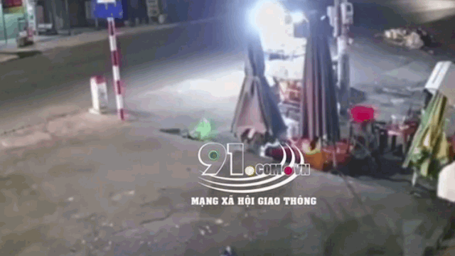 camera giao thong dang ngoi an hu tieu nguoi dan ong suyt bi xe khach lao toi doat mang