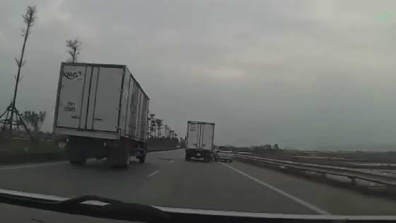 Camera giao thông: Vượt ẩu, cố tạt đầu xe tải 'trả đũa', xe con nhận kết đắng