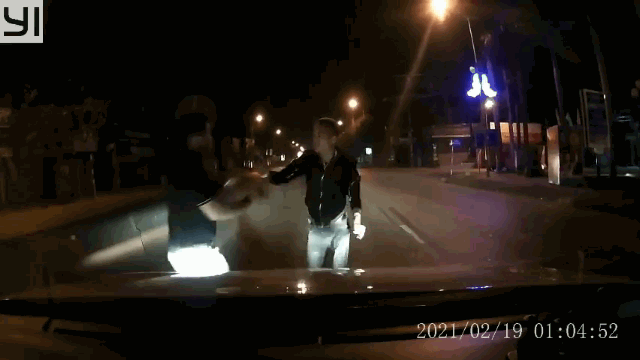 Video: Nam thanh niên bị đánh 'nhừ tử' vì chặn đầu ô tô 