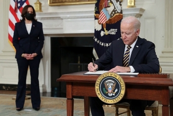 Tổng thống Biden đảo ngược lệnh ngưng cấp thẻ xanh của người tiền nhiệm Trump