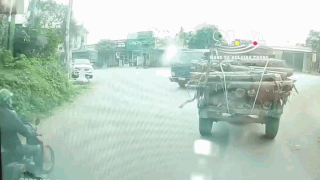 Camera giao thông: Nam thanh niên chạy ẩu lấn làn tông trực diện xe tải