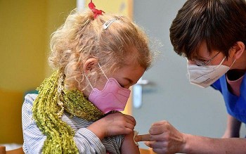Nhiều quốc gia triển khai tiêm vaccine ngừa Covid-19 cho trẻ từ 5 đến 11 tuổi
