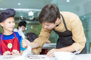 Chàng trai Tây Ban Nha dùng kẹo chocolate để quảng bá văn hóa Việt