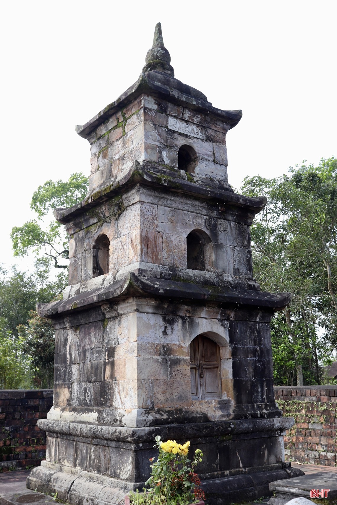 Độc đáo tháp đá cổ hơn 500 tuổi cầu kỳ hiếm có trên đất Hà Tĩnh