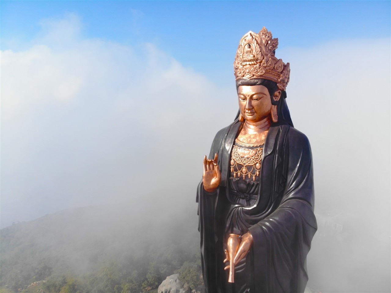 Tượng Phật Bà bằng đồng cao nhất châu Á 