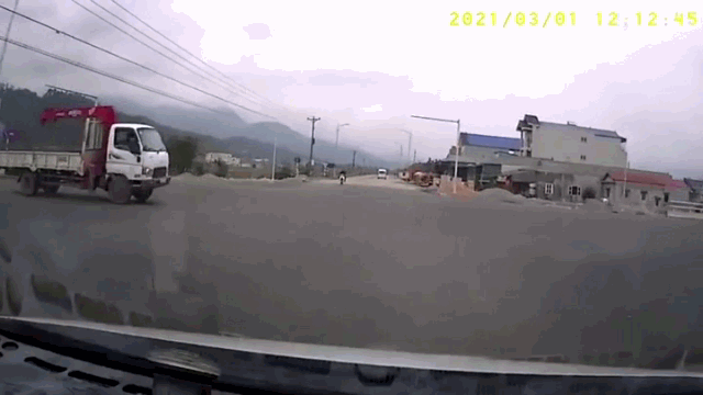 Camera giao thông: Kinh hoàng cảnh xe ô tô con đâm lật xe cẩu ngay ngã tư