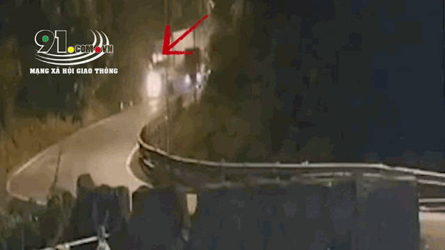 Camera giao thông: Kinh hoàng cảnh container lao xuống vực ở đèo Bảo Lộc sau cú va chạm với xe tải