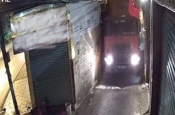 Camera giao thông: Tài xế container “cố đấm ăn xôi” lách qua con đường hẹp ở TP.HCM