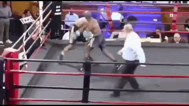 video dinh cu dam chi mang tu doi thu vo si nhap vien sau cu nga gap nguoi