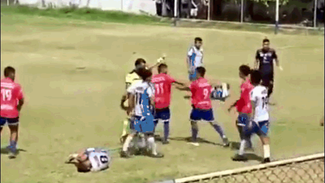 Video: Bất ngờ bị đuổi khỏi sân, cầu thủ cay cú đánh trọng tài