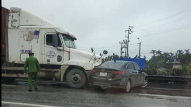 Camera giao thông: Container chuyển làn ẩu,vô tình 'hạ gục' ô tô con trên QL5