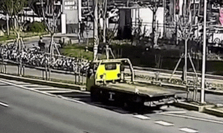 Camera giao thông: BMW mất lái tông nát xe cứu hộ đỗ bên đường