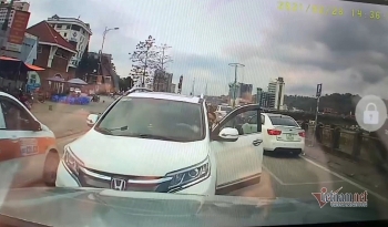 Camera giao thông: Lấn làn ngược chiều, tài xế Honda CRV còn 'hổ báo', quyết không nhường đường