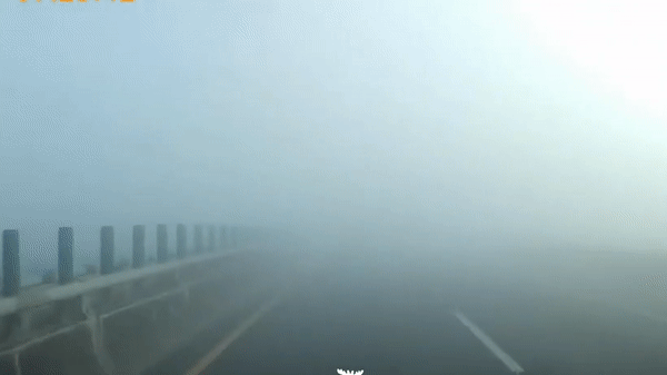 Camera giao thông: Không làm chủ tốc độ trong sương mù, ô tô gây tai nạn liên hoàn
