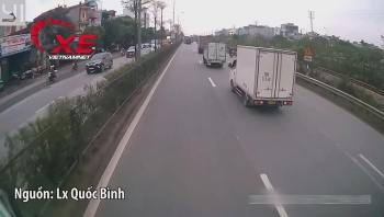 Camera giao thông: Cố vượt container 