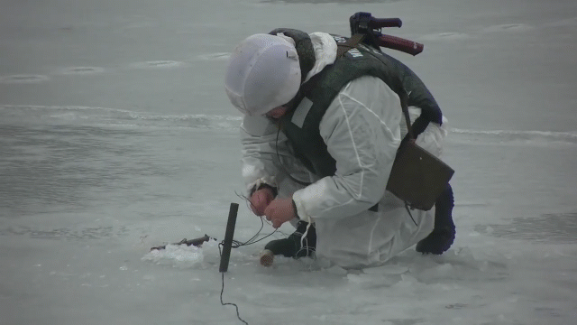 Video: Khoảnh khắc đặc công Nga nổ mìn phá cả dòng sông băng