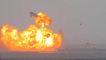 Cận cảnh tàu vũ trụ của SpaceX phát nổ sau khi hạ cánh thành công