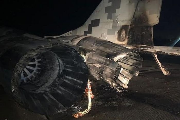 Báo Mỹ công bố ảnh tiêm kích MiG-29 Ukraine cháy đen vì bị ô tô đâm