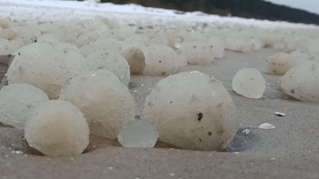 Video: Cận cảnh hàng loạt khối cầu băng đột ngột xuất hiện dọc bãi biển ở Baltic