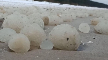 Video: Cận cảnh hàng loạt khối cầu băng đột ngột xuất hiện dọc bãi biển ở Baltic Video: Cận cảnh hàng loạt khối cầu băng đột ngột xuất hiện dọc bãi biển ở Baltic