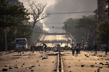 Lo ngại binh biến hỗn loạn, hơn 400 cảnh sát, lính cứu hỏa ở Myanmar vượt biên