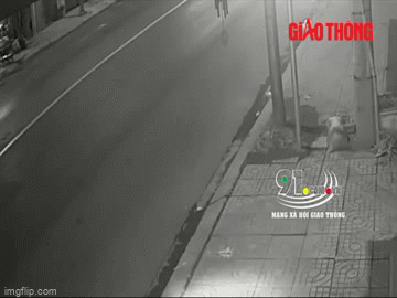 Camera giao thông: Đâm vào mép cống ven đường, nam thanh niên mất lái tông trực diện vào cột điện