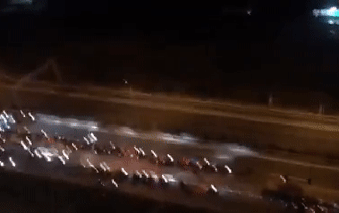 Camera giao thông: Cả trăm 'quái xế' chặn cao tốc làm đường đua xe trong đêm