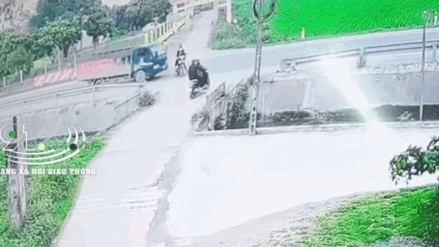 Camera giao thông: Sang đường không quan sát, 2 người đi xe máy bị tông văng xa