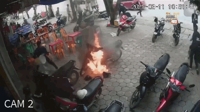 Video: Thanh niên "hùng hổ" xông tới cứu xe cháy theo cách khó hiểu