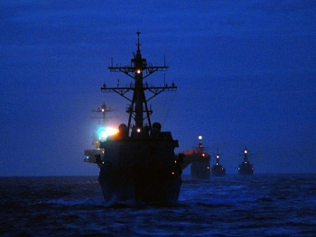 Hàng loạt UAV lượn quanh tàu chiến Mỹ, chưa xác định được lực lượng đứng sau