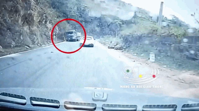 Camera giao thông: Lao vào vách núi, xe ben biến dạng kinh hoàng