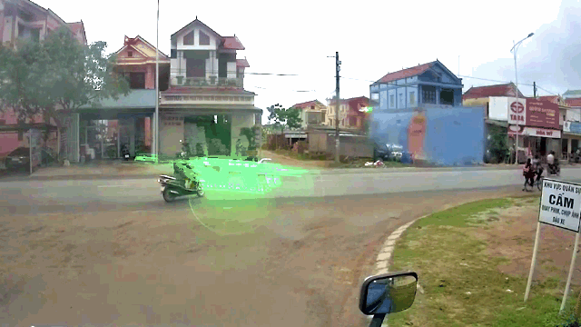 Camera giao thông: Sang đường thiếu quan sát, người phụ nữ bất ngờ bị tông