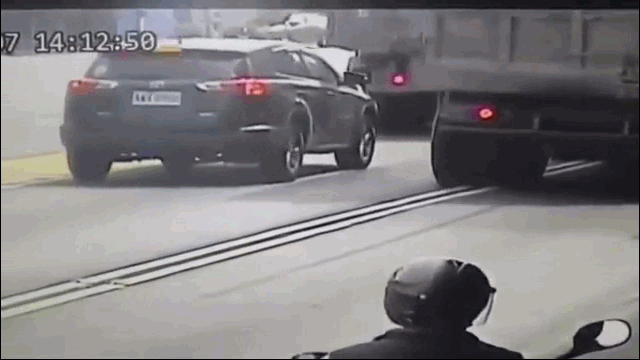 Camera giao thông: Lốp xe ben bất ngờ nổ kinh hoàng, ô tô con bên cạnh vạ lây, "bay" luôn kính