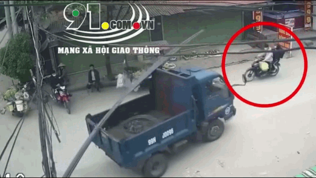 Camera giao thông: Bị cây sắt trên xe tải đâm trúng, nam thanh niên rơi khỏi xe máy