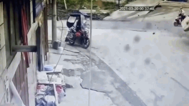 Camera giao thông: Xe bồn lao vào nhà dân, người đàn ông hốt hoảng nhảy khỏi xe máy tự cứu mạng