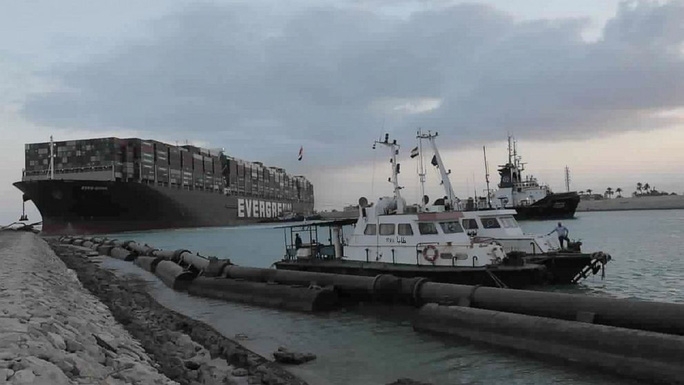Thêm 2 tàu lai dắt được điều động để giải cứu tàu Ever Given đang mắc kẹt ở Suez