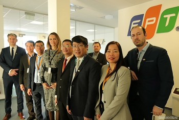 Đoàn công tác của Đại sứ quán Việt Nam làm việc với FPT Slovakia
