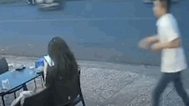 Video: Thanh niên lò dò áp sát rồi giật iPhone của cô gái