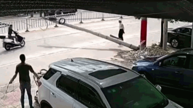 Video: Cột điện đổ sập xuống đường, cụ ông và cô gái thoát chết khó tin
