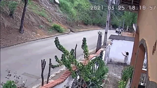 Camera giao thông: Ô tô bất ngờ rơi từ trên đồi xuống