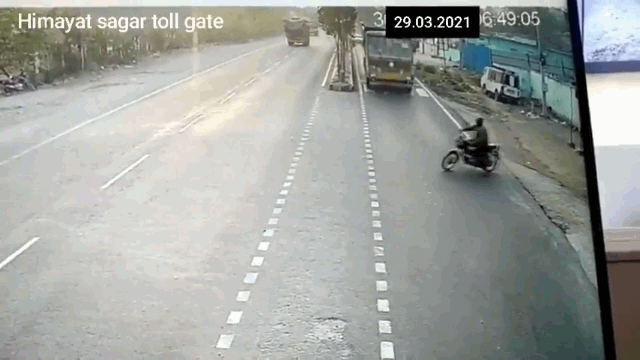 Camera giao thông: Xe máy sang đường ẩu, hai xe tải gây tai nạn kinh hoàng